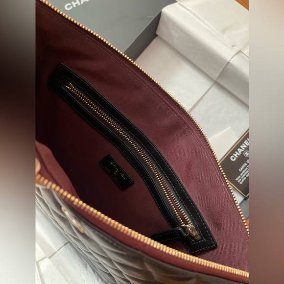 Chanel Quilted O-Case Medium - Picture 4 of 6